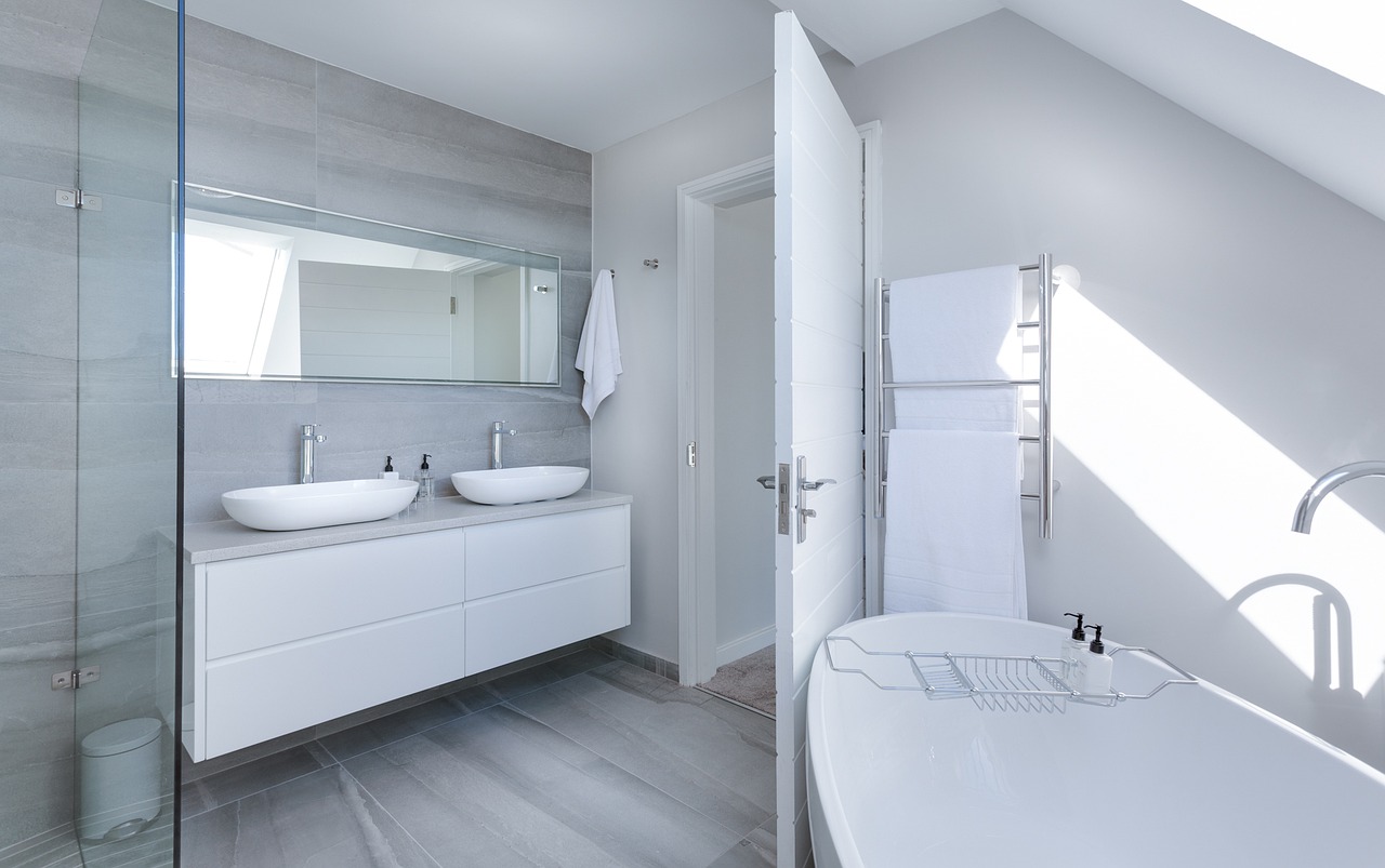 minimalist bathroom white